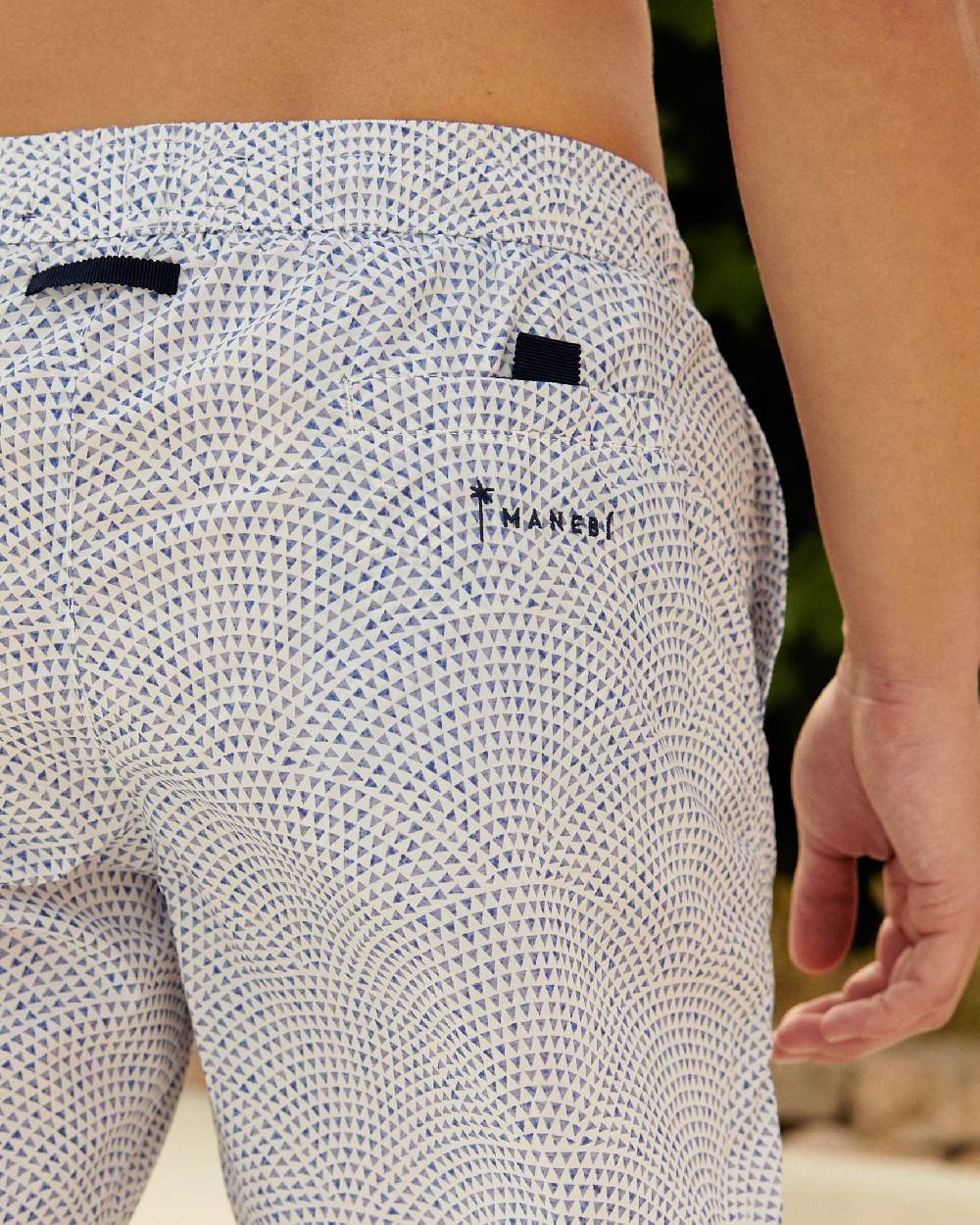 Manebí Printed Radial Triangles Swim Shorts - Recycled Ultra Light White \u0026 Triangles Vendita Calda