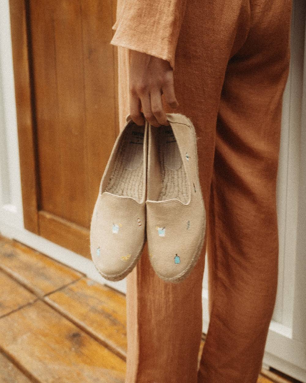 Manebí Espadrillas con Platform in Pelle Scamosciata - Portofino Dry Gin X Manebí Champagne Beige con Ricami Multicolor Vendita