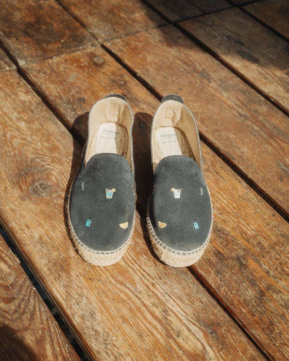 Manebí Espadrillas in Pelle Scamosciata - Portofino Dry Gin X Manebí Patriot Blue con Ricami Multicolor Affare Del Giorno