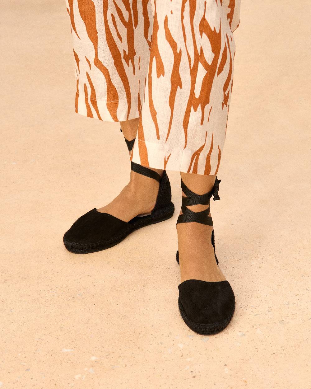 Manebí Suede Flat Valenciana Espadrilles - Hamptons Black On Tone In Vendita