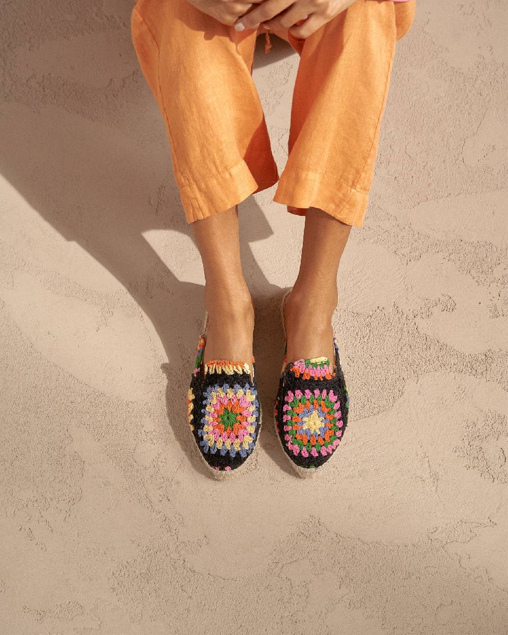 Manebí Cotton Crochet Mules - Yucatán Orange And Pink On Black Vendita