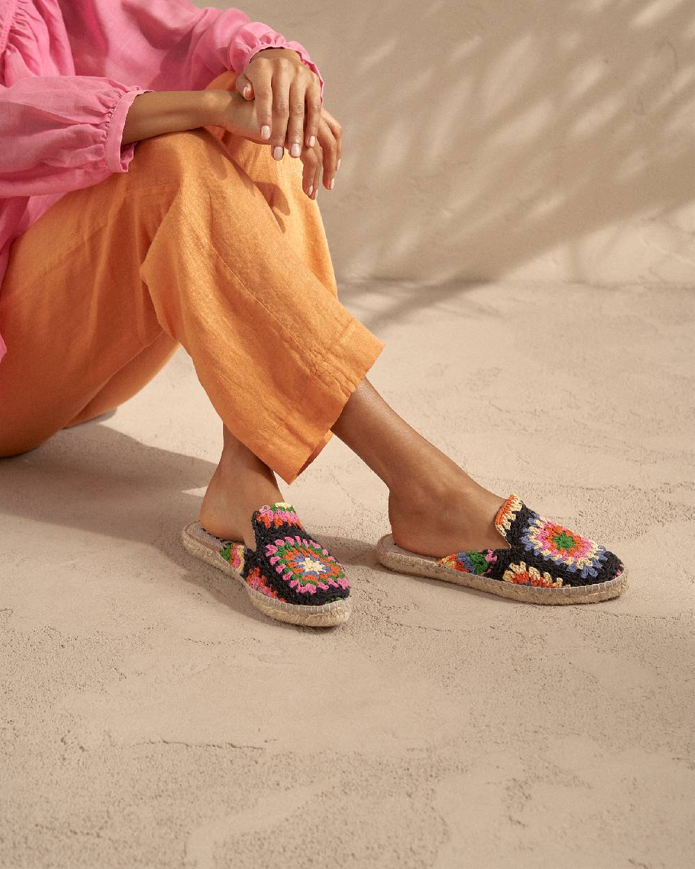 Manebí Cotton Crochet Mules - Yucatán Orange And Pink On Black Vendita