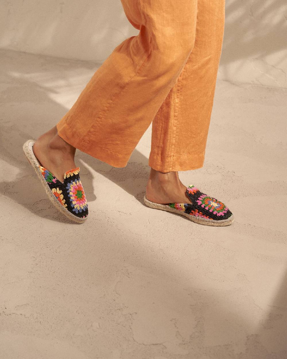 Manebí Cotton Crochet Mules - Yucatán Orange And Pink On Black Vendita