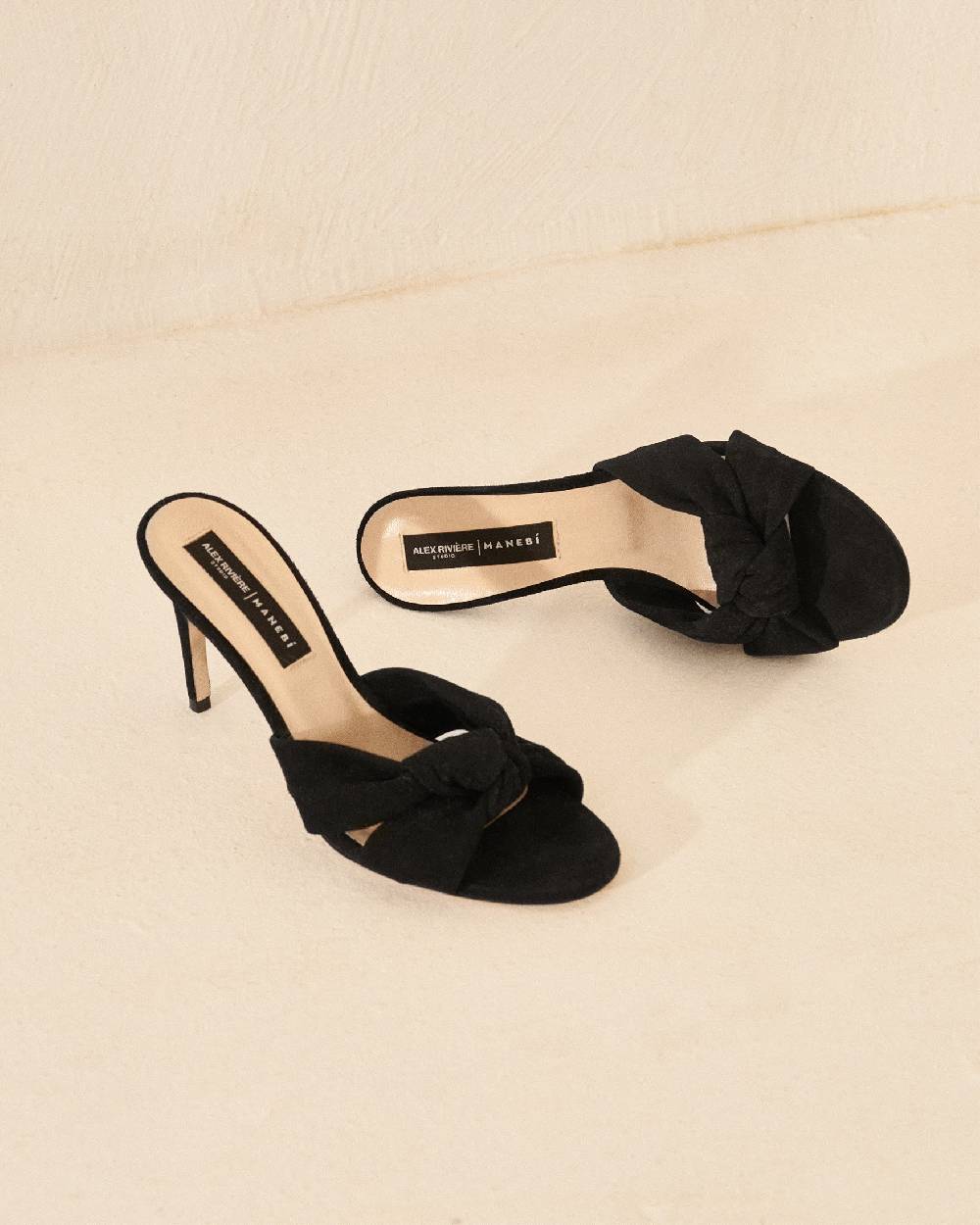 Manebí Sophie Suede Mule Heels - Knot Black Soddisfazione Garantita