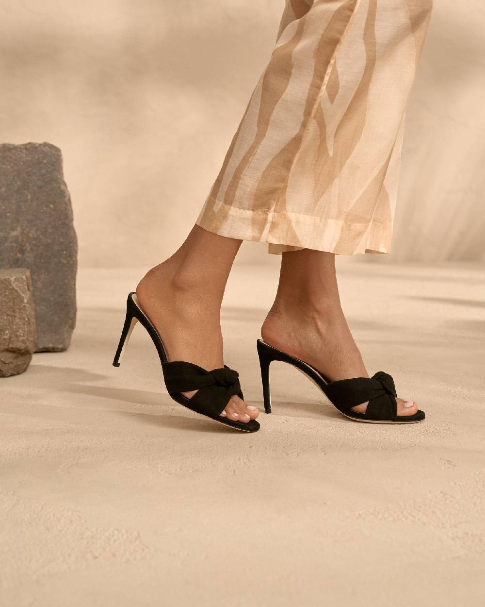 Manebí Sophie Suede Mule Heels - Knot Black Soddisfazione Garantita