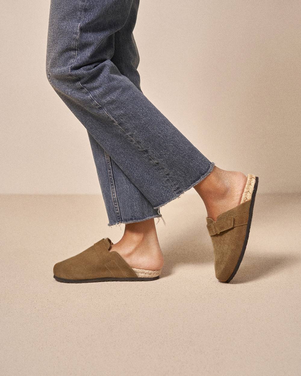 Manebí Suede Clog Mules - Hamptons Kaki Green Consegna Veloce