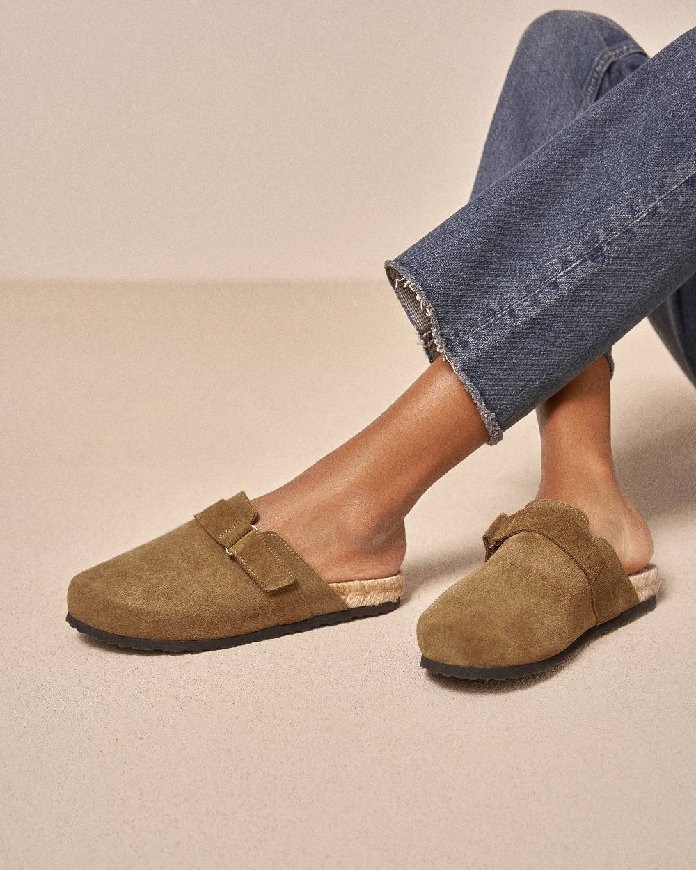 Manebí Suede Clog Mules - Hamptons Kaki Green Consegna Veloce
