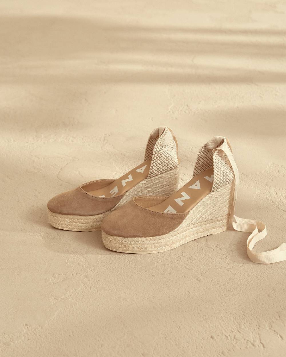 Manebí Soft Suede Wedge Espadrilles - Hamptons Vintage Taupe Moda