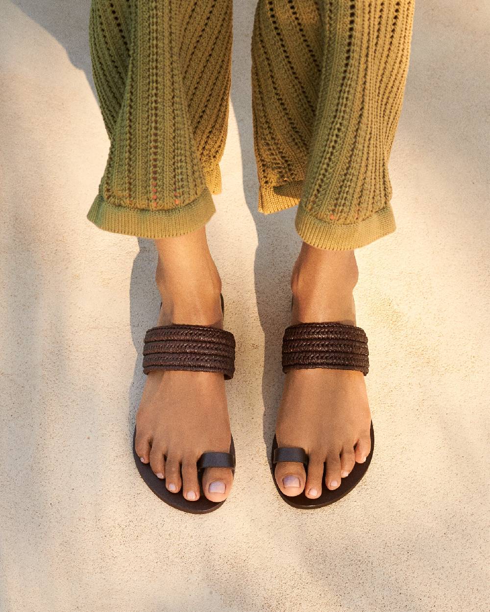 Manebí Raffia and Leather Sandals - Yucatán Cocoa Toe Ring Offerta per la Festa della Mamma
