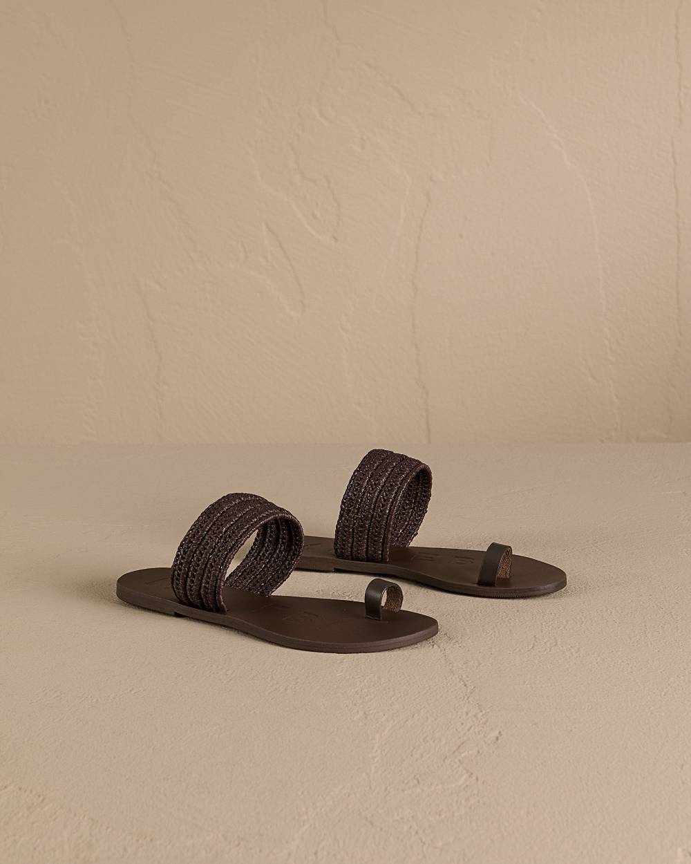 Manebí Raffia and Leather Sandals - Yucatán Cocoa Toe Ring Offerta per la Festa della Mamma