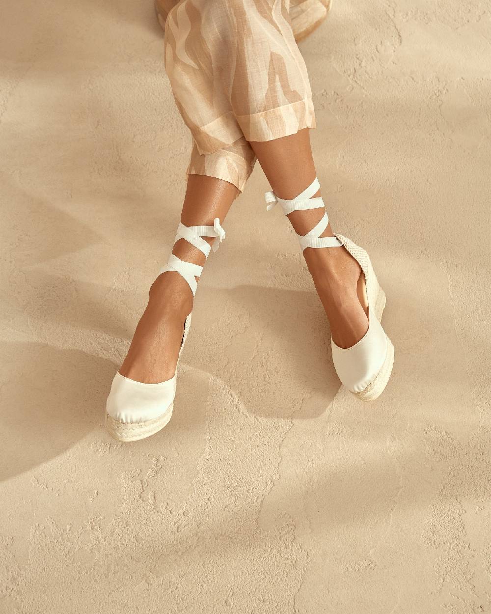 Manebí Satin Wedge Espadrilles - Love White Comprane uno, ottenene uno gratis