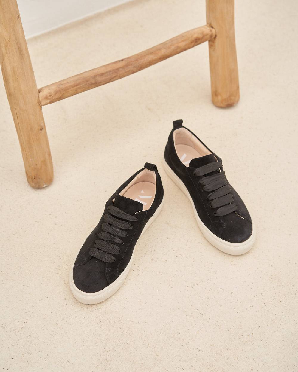 Manebí Suede Sneakers - Hamptons Black Ultimi tre giorni