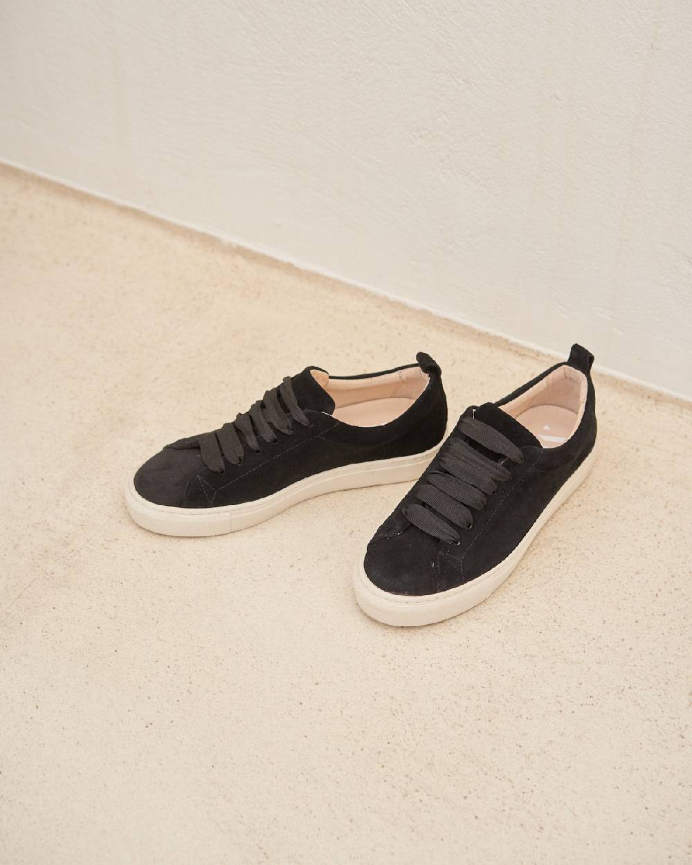 Manebí Suede Sneakers - Hamptons Black Ultimi tre giorni