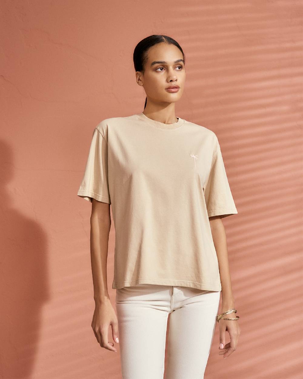 Manebí Jersey L. A. T-Shirt - Embroidered Sand, Rose Embroidery \u0026 Rose Logo Back Print Convenienza