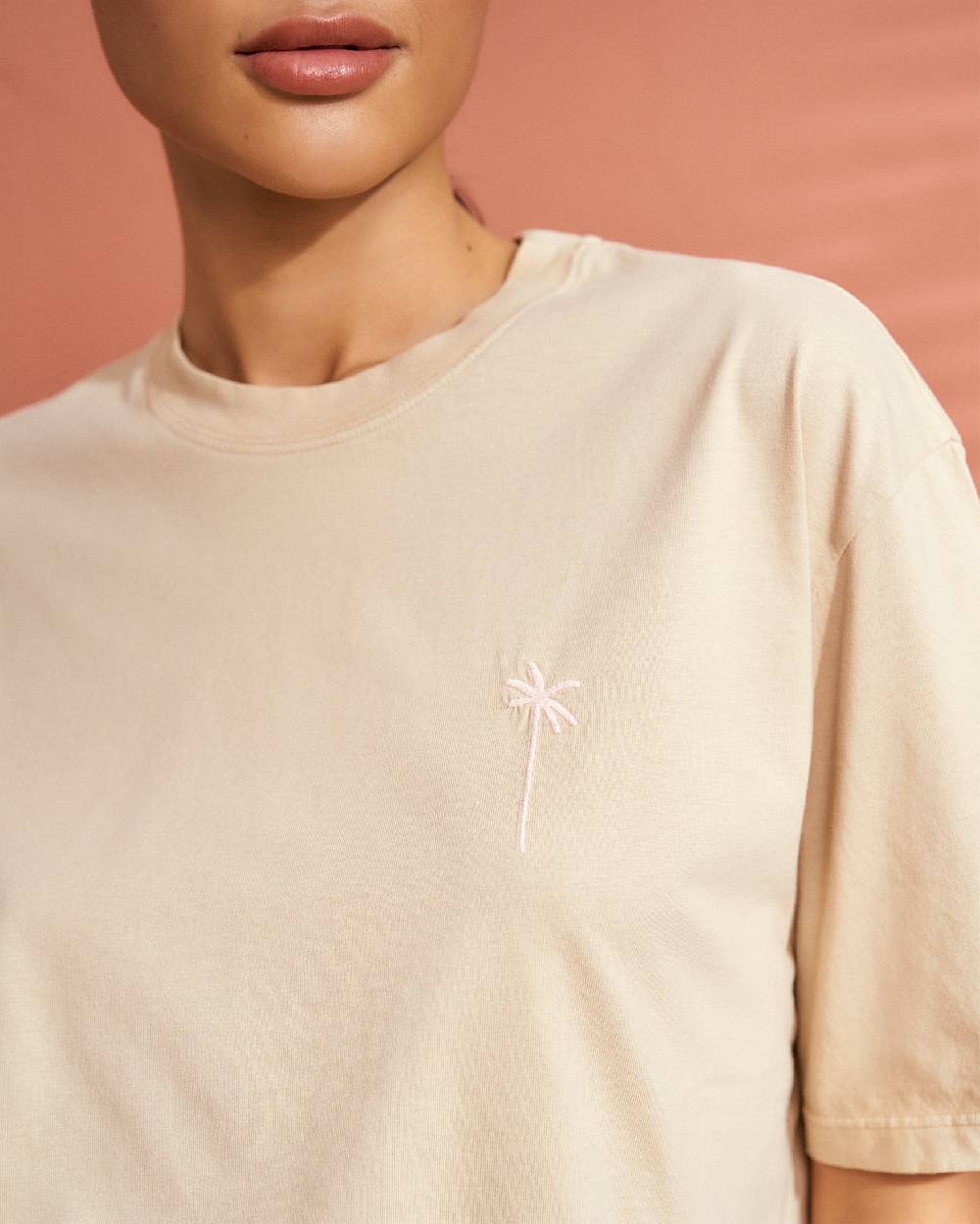 Manebí Jersey L. A. T-Shirt - Embroidered Sand, Rose Embroidery \u0026 Rose Logo Back Print Convenienza