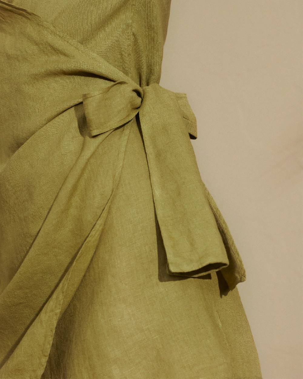 Manebí Linen Biarritz Dress - Wraparound Design Kaki Green Offerta