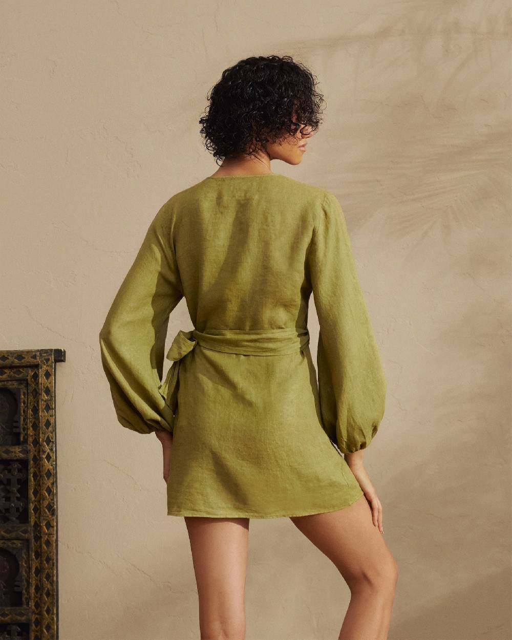 Manebí Linen Biarritz Dress - Wraparound Design Kaki Green Offerta