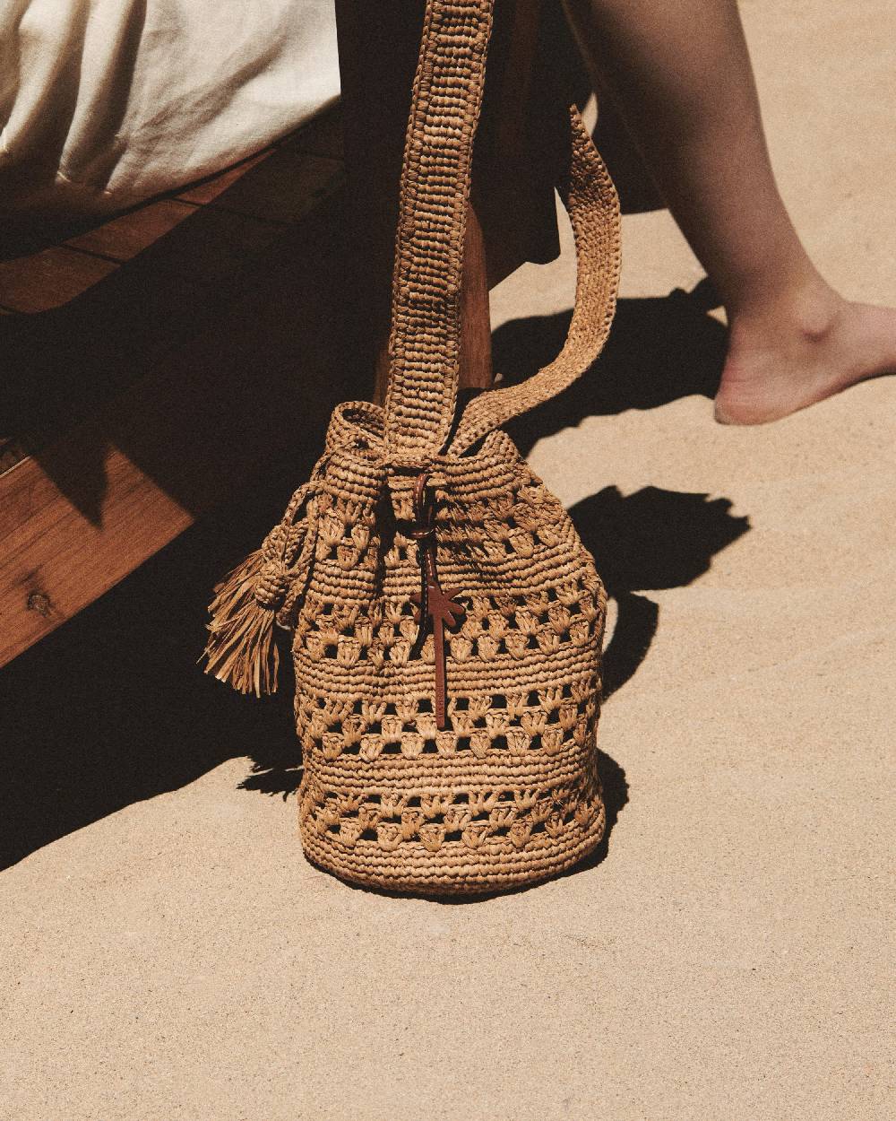 Manebí Weaving Raffia Beach Bucket - Palm Leather Tag Grandi sconti