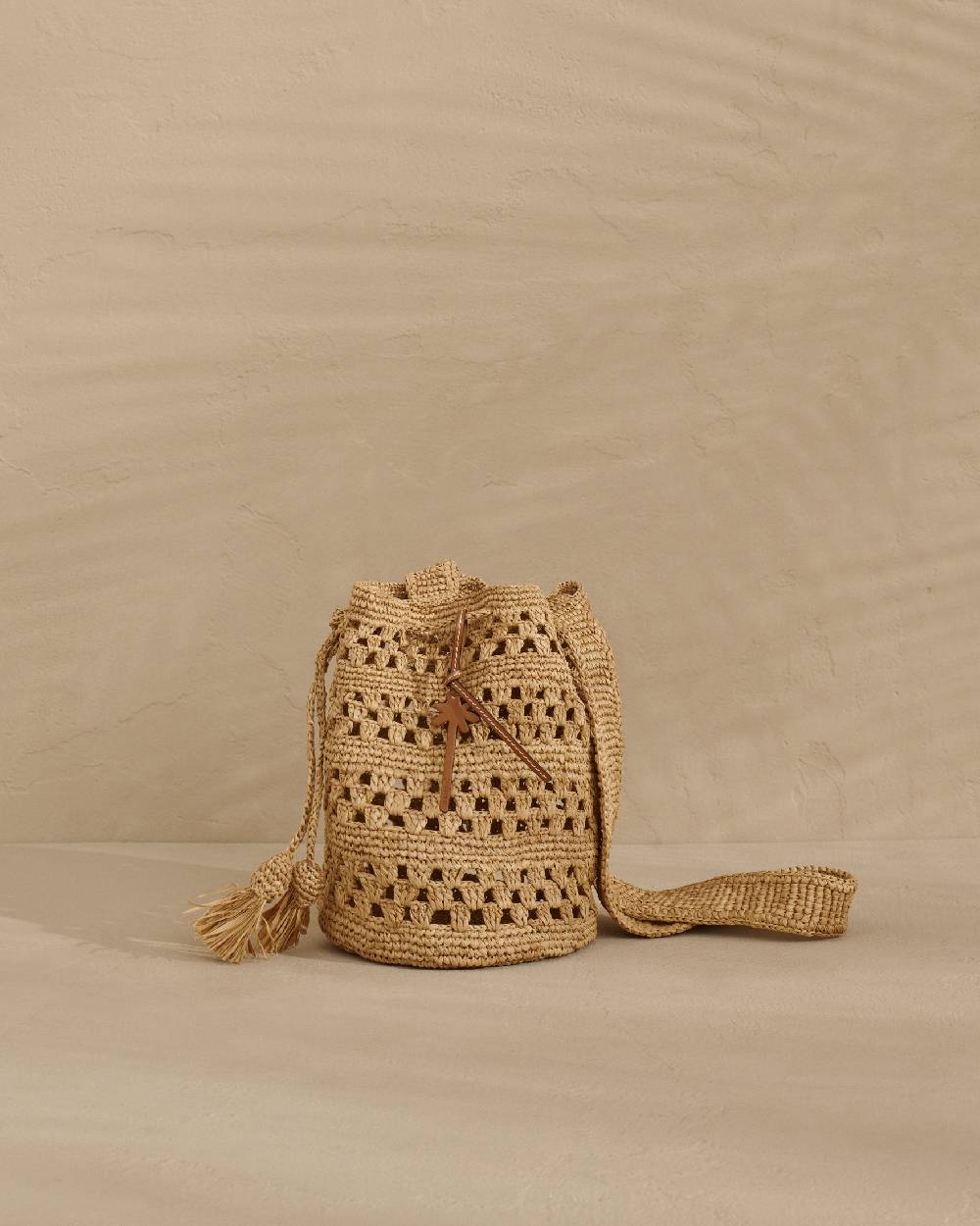Manebí Weaving Raffia Beach Bucket - Palm Leather Tag Grandi sconti