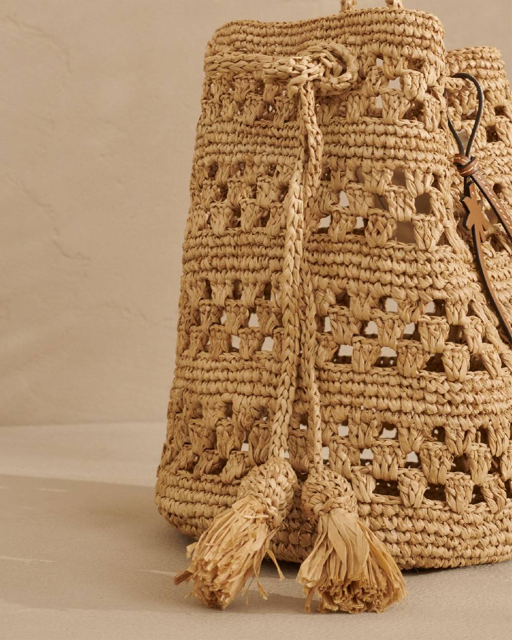 Manebí Weaving Raffia Beach Bucket - Palm Leather Tag Grandi sconti