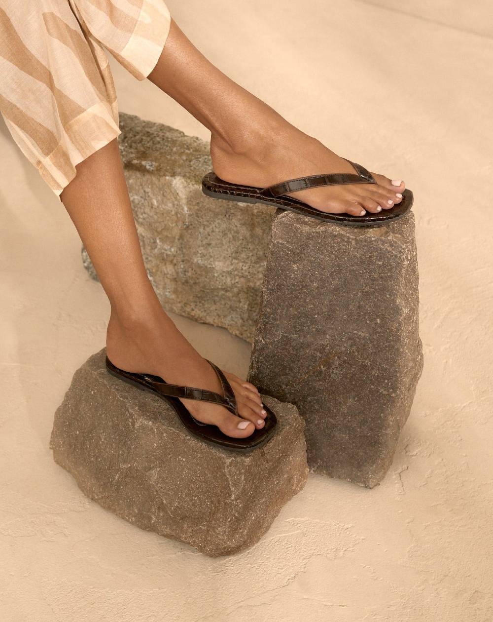 Manebí Tania Croco Embossed|Leather Sandals - Thongs Chocolate Offerta speciale della fabbrica