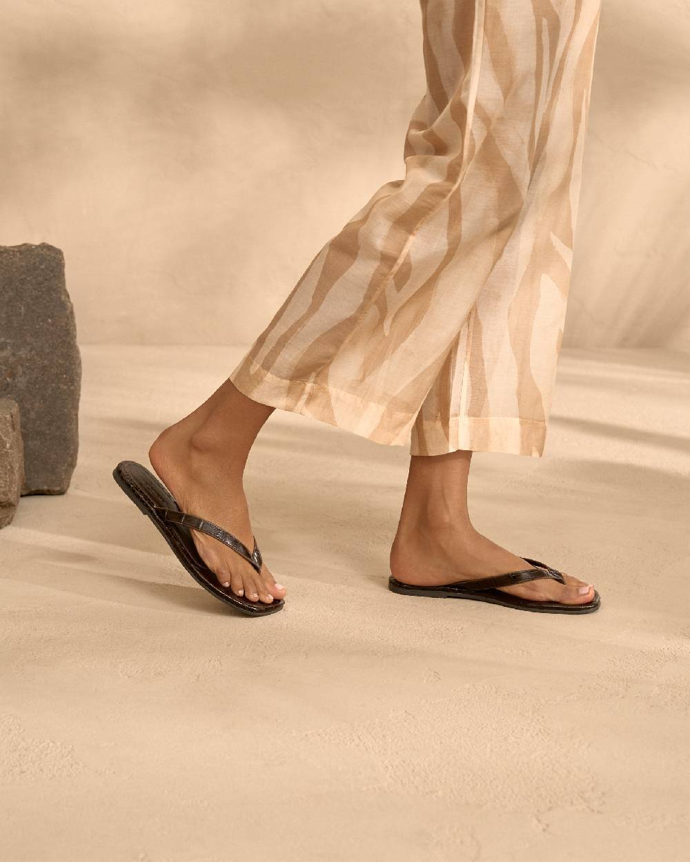 Manebí Tania Croco Embossed|Leather Sandals - Thongs Chocolate Offerta speciale della fabbrica
