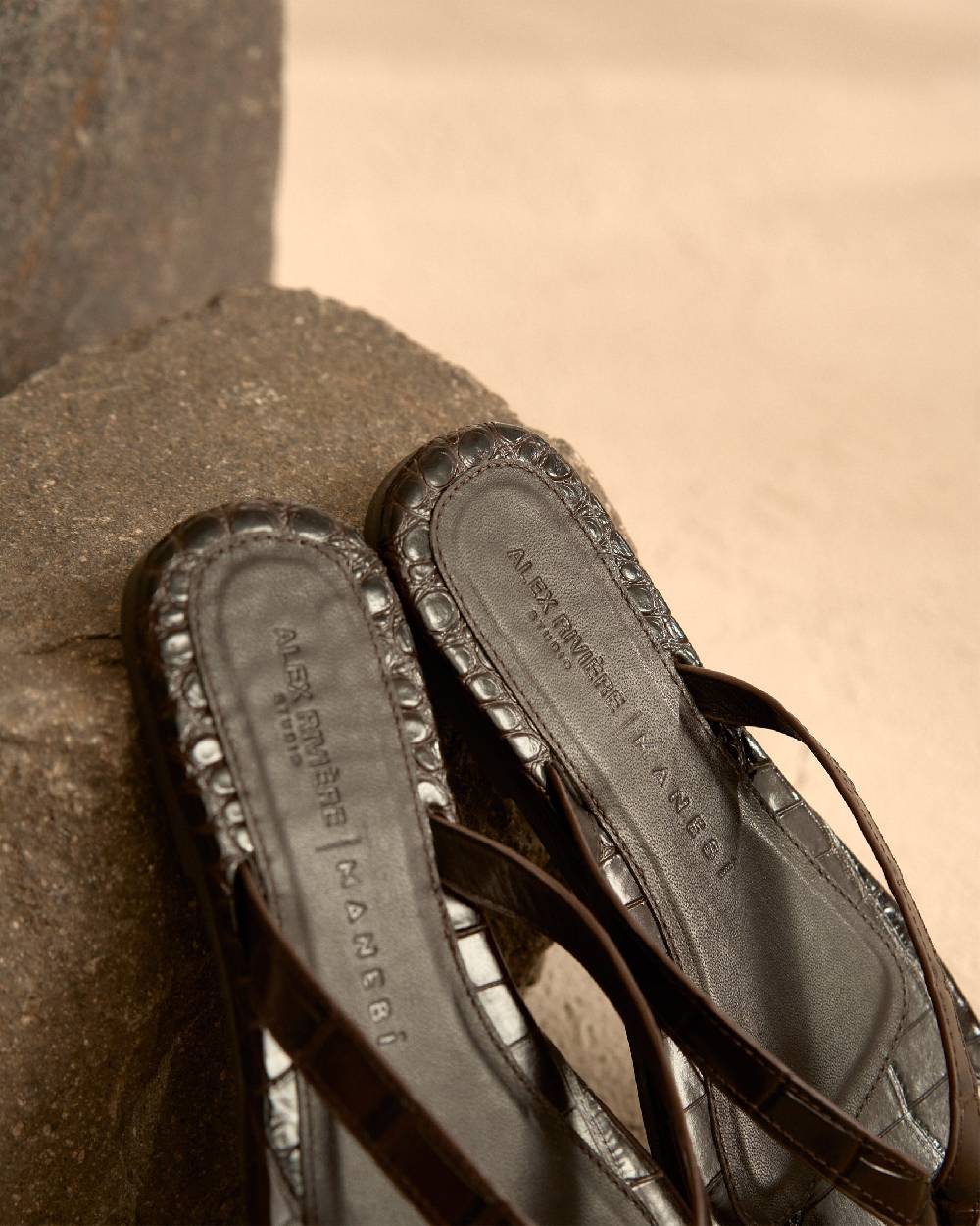 Manebí Tania Croco Embossed|Leather Sandals - Thongs Chocolate Offerta speciale della fabbrica