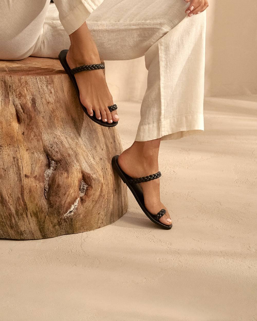 Manebí Olimpia Leather Sandals - Toe Ring Black Braids Solo un giorno rimasto