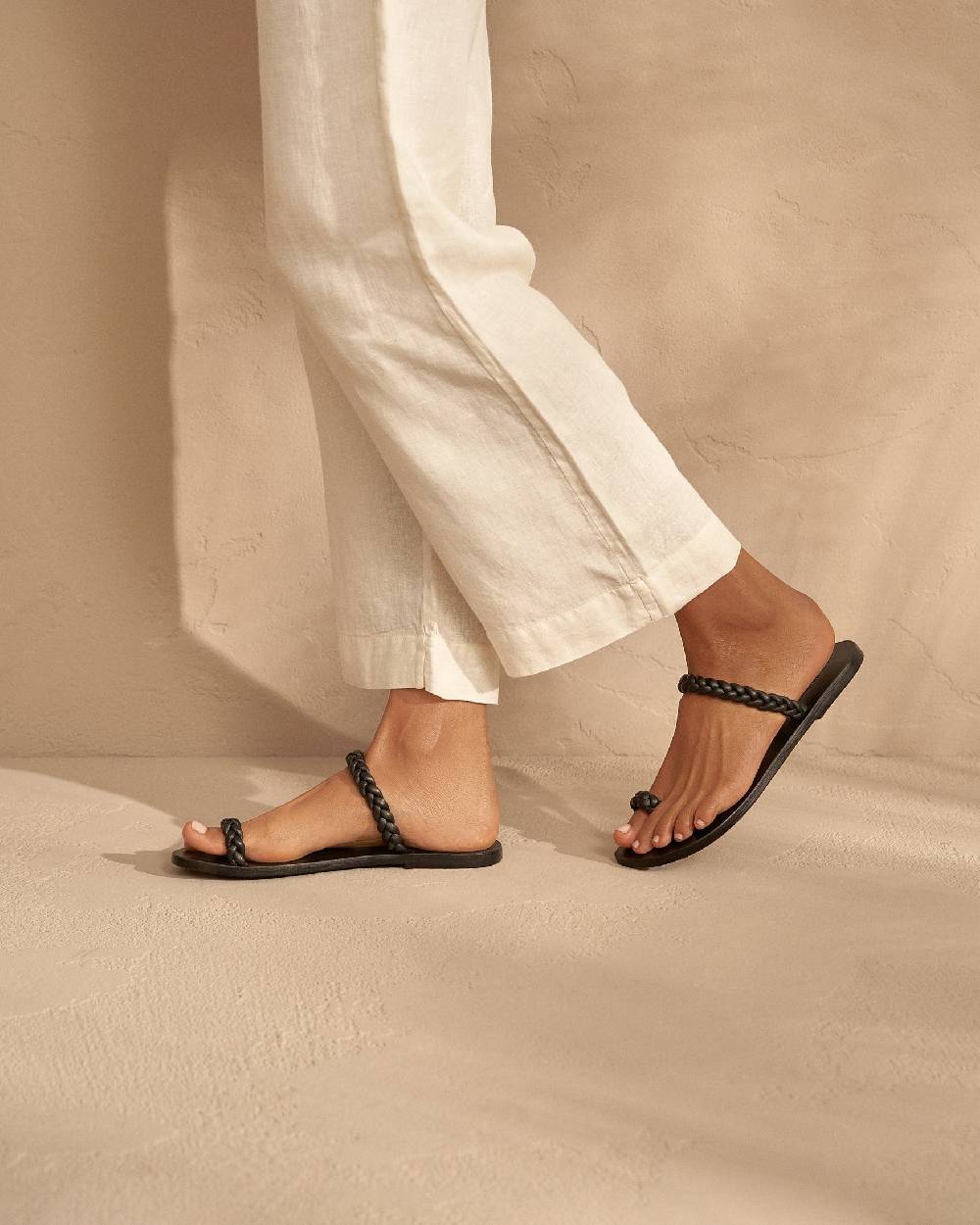 Manebí Olimpia Leather Sandals - Toe Ring Black Braids Solo un giorno rimasto