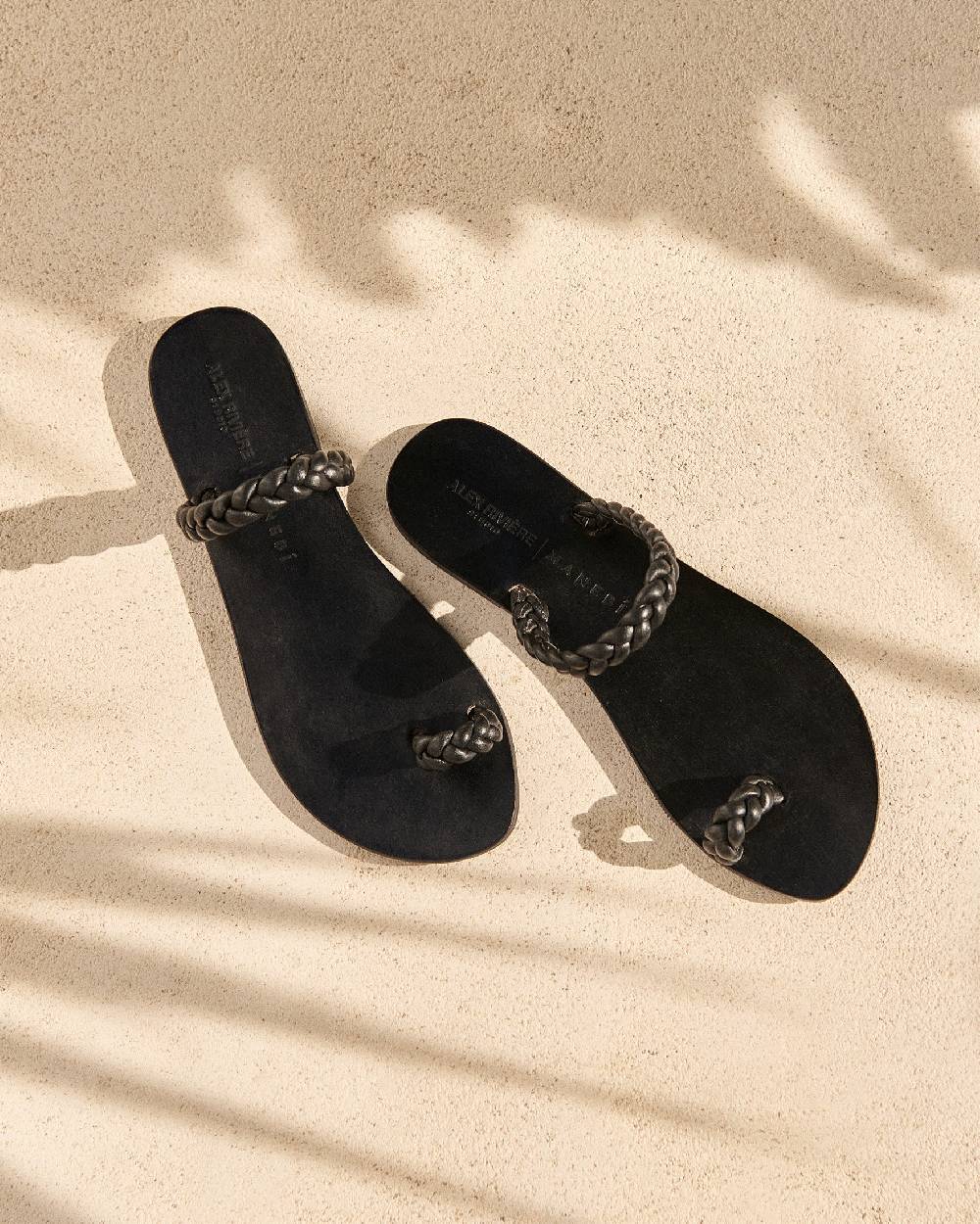 Manebí Olimpia Leather Sandals - Toe Ring Black Braids Solo un giorno rimasto