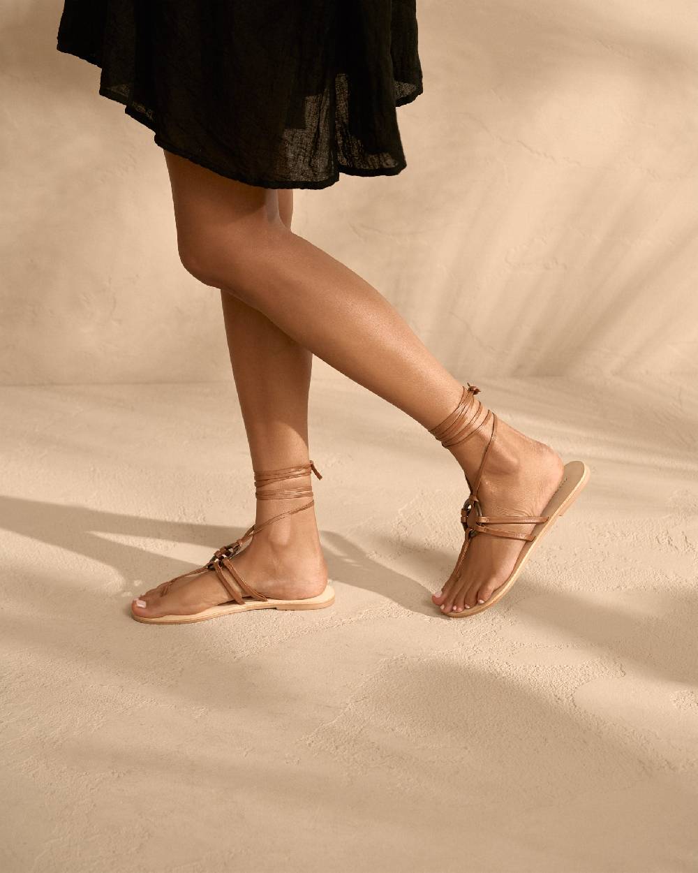 Manebí Mer Leather and Resin Lace-Up |Ring Sandals - Tan Black Friday Prezzi