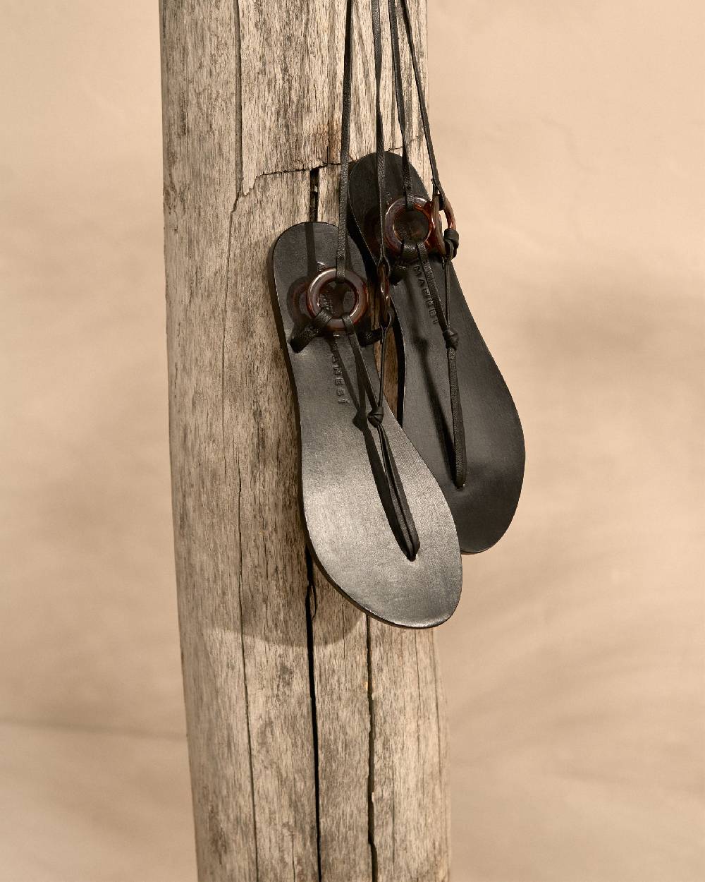 Manebí Be Leather \u0026 Resin Ring Sandals - Lace-Up Black In vendita