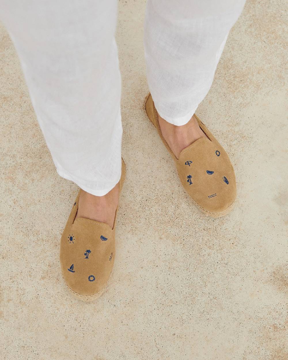 Manebí Espadrillas flat in pelle scamosciata con ricami - Palm Springs - Washed Beige \u0026 Navy Summer Stickers