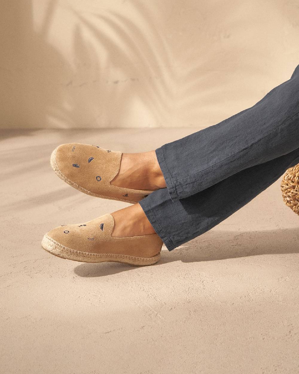 Manebí Espadrillas flat in pelle scamosciata con ricami - Palm Springs - Washed Beige \u0026 Navy Summer Stickers Sconto