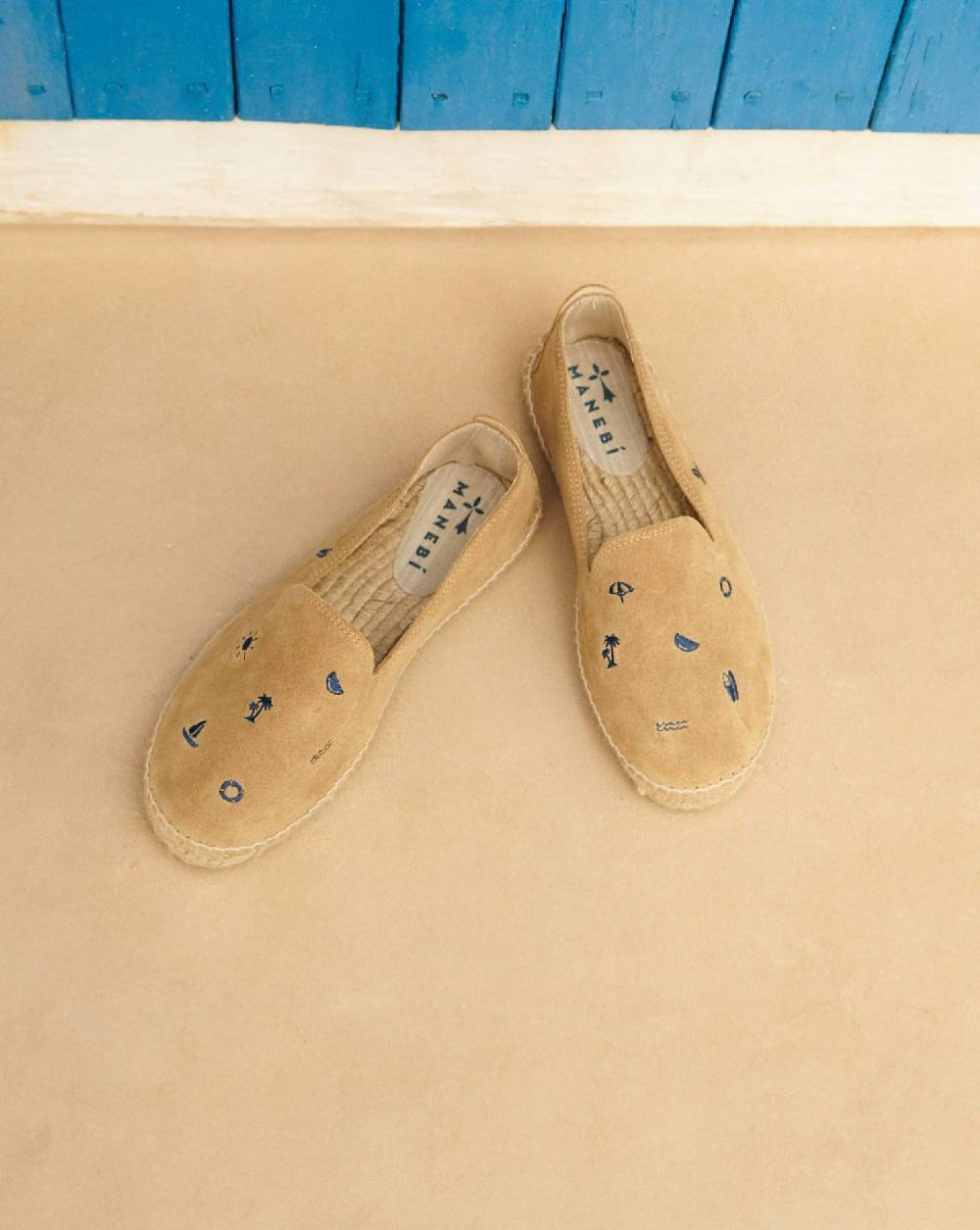 Manebí Espadrillas flat in pelle scamosciata con ricami - Palm Springs - Washed Beige \u0026 Navy Summer Stickers Sconto