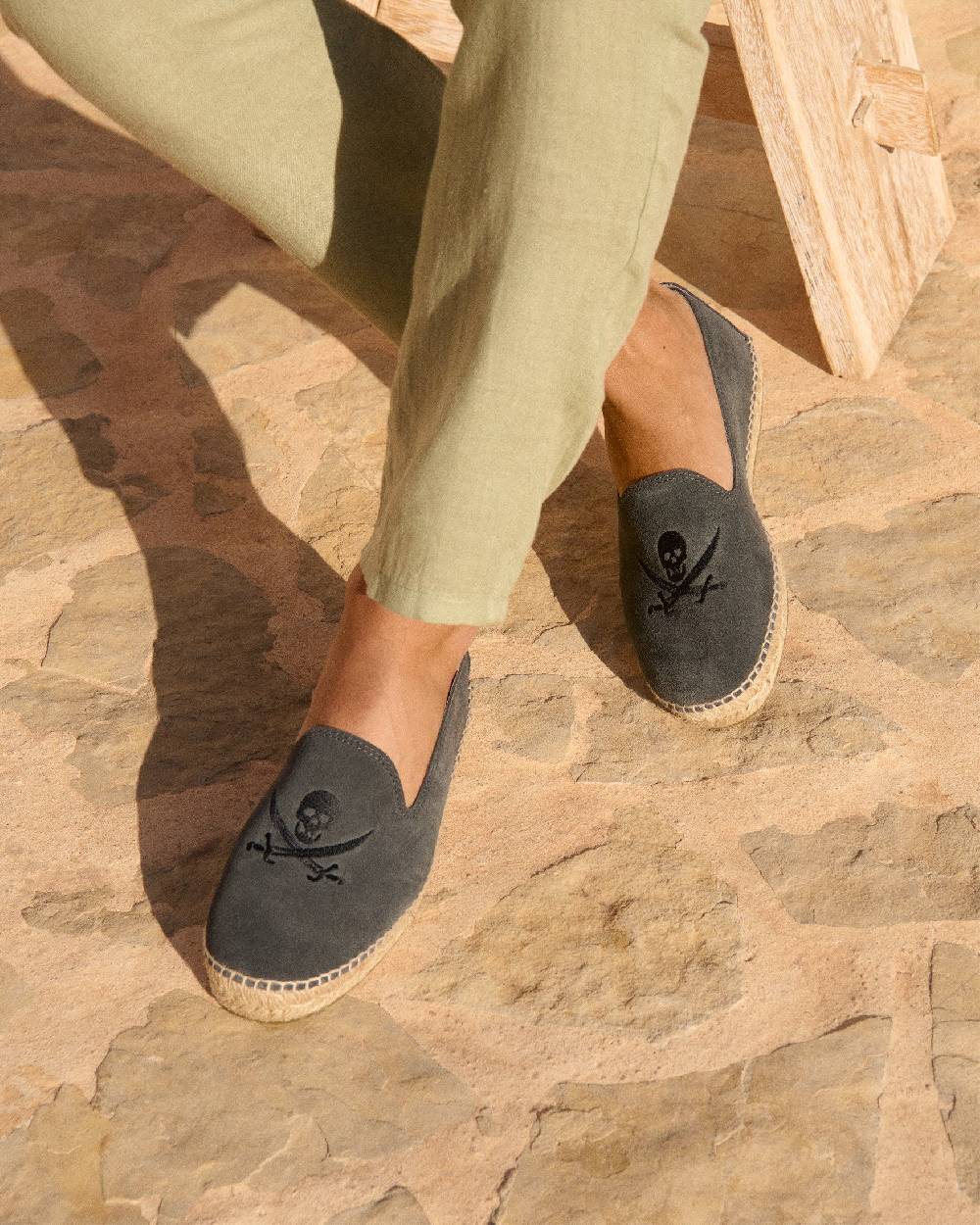 Manebí Espadrillas - Palm Springs - Carbon Grey with Black Skull Outlet
