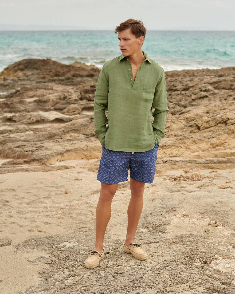 Manebí Washed Linen Nassau Polo Shirt - Embroidered Palm Military Green Comprare a buon mercato