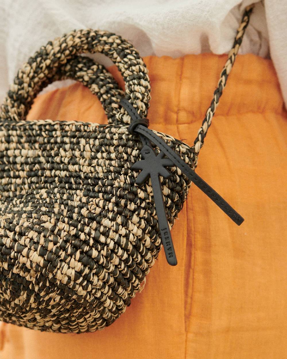 Manebí Raffia Summer Bag Mini - Palm Leather Tag Natural Black Melange Promozione temporanea