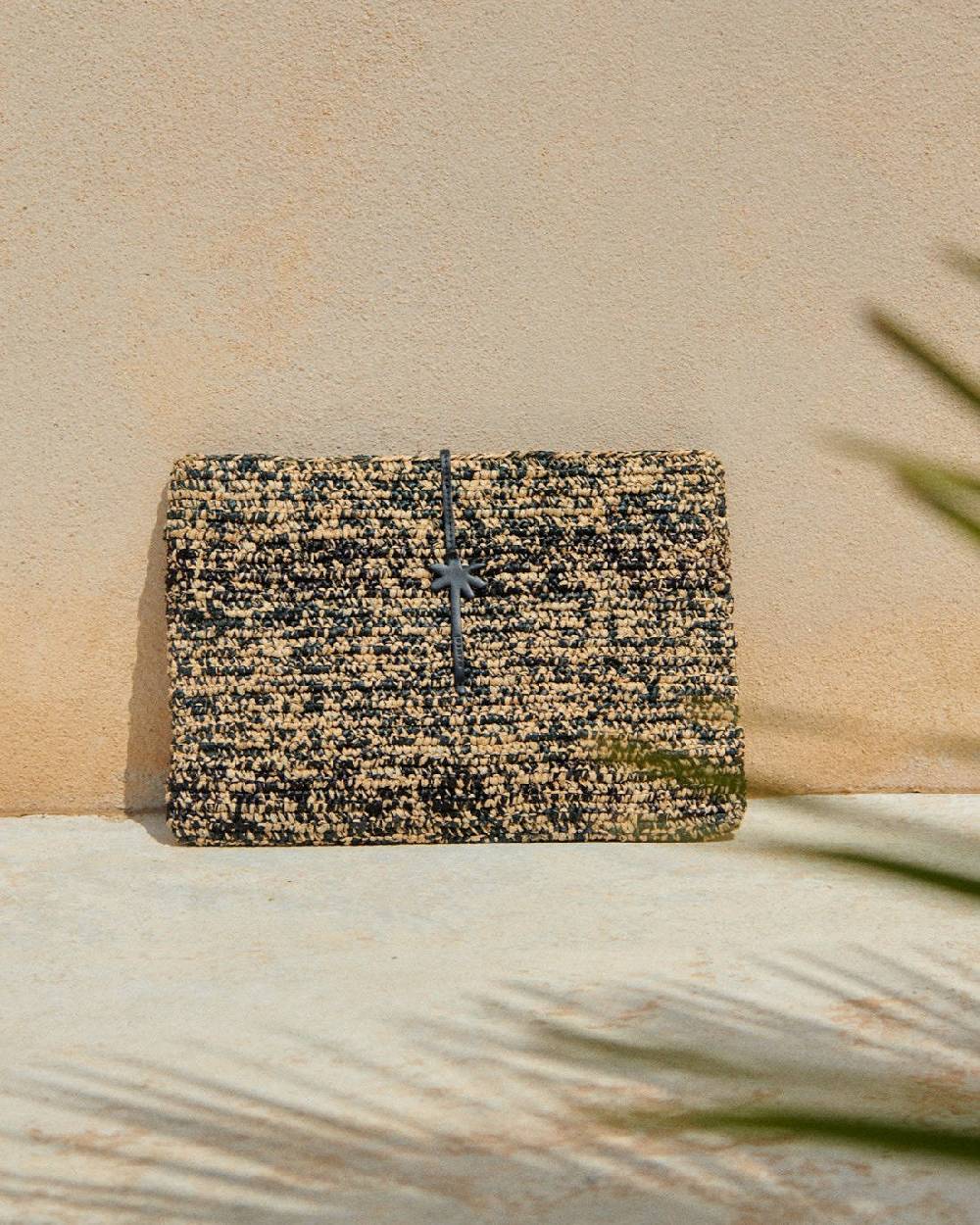 Manebí Raffia Clutch - Leather Palm Natural \u0026 Black Melange Offerta speciale della fabbrica