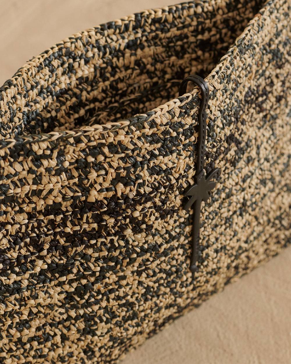 Manebí Raffia Clutch - Leather Palm Natural \u0026 Black Melange Offerta speciale della fabbrica
