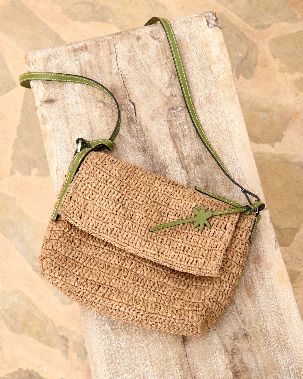 Manebí Raffia Summer Night Bag Medium - Palm Leather Tag Tan \u0026 Green Black Friday Prezzi