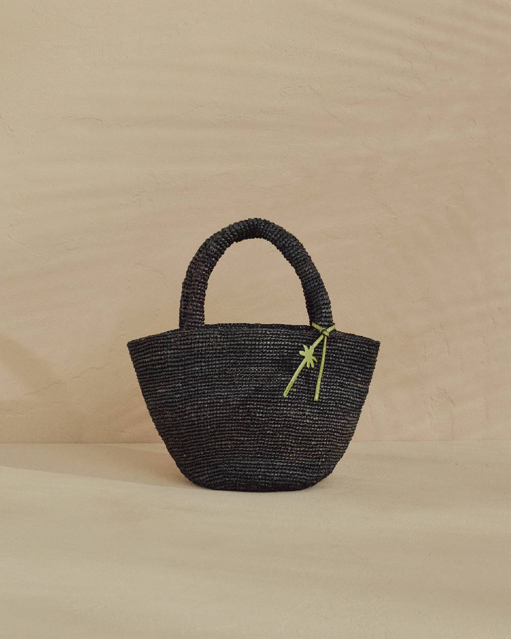 Manebí Raffia Summer Bag Medium - Palm Leather Tag Black Duty-free
