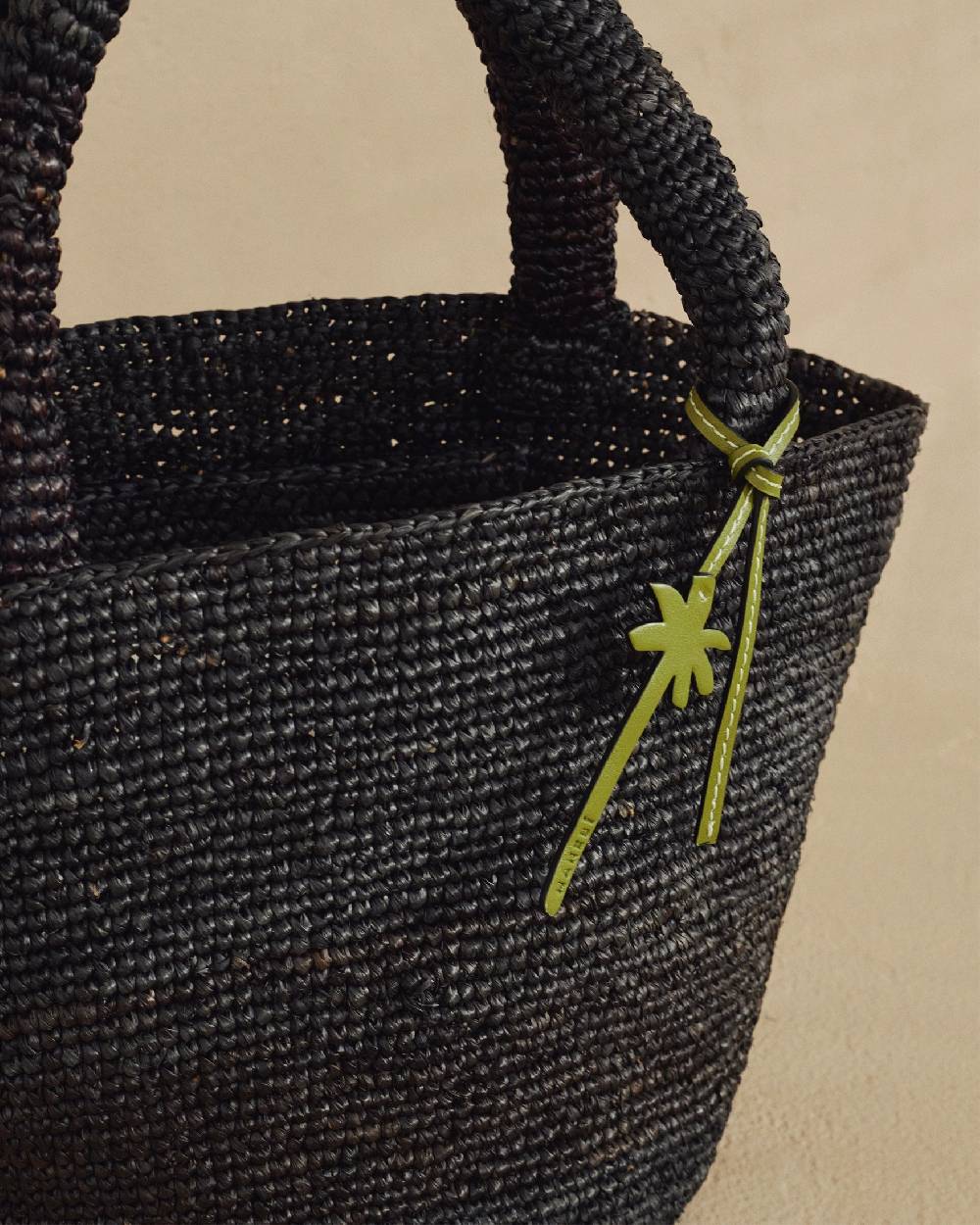 Manebí Raffia Summer Bag Medium - Palm Leather Tag Black Duty-free