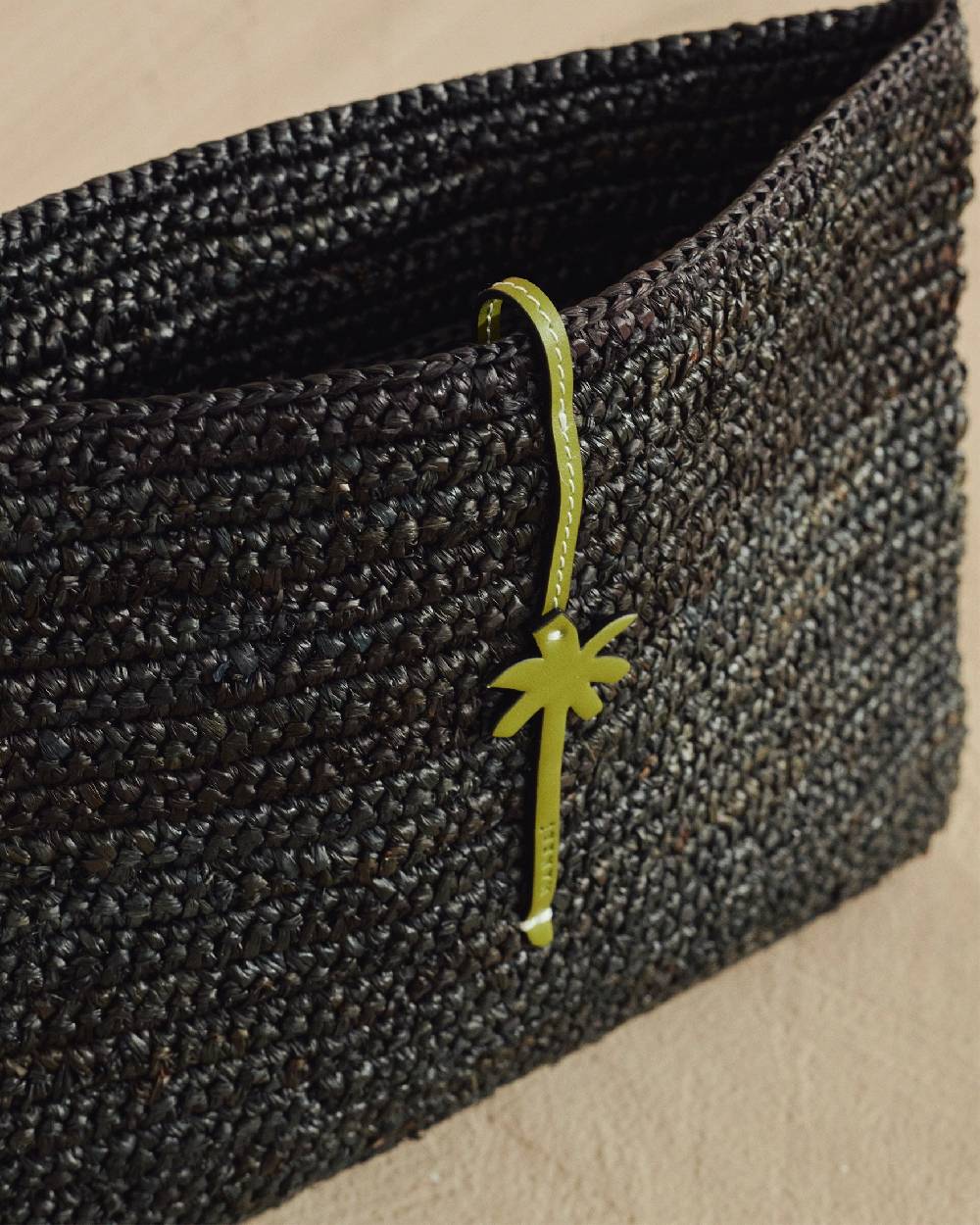 Manebí Raffia Clutch - Leather Palm Black \u0026 Green Sconti questo mese
