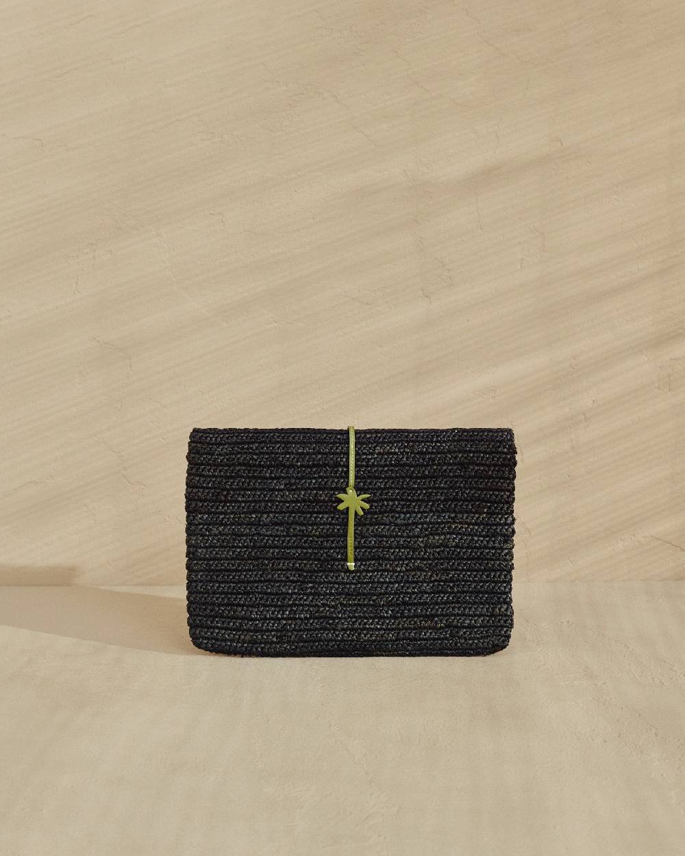 Manebí Raffia Clutch - Leather Palm Black \u0026 Green Sconti questo mese