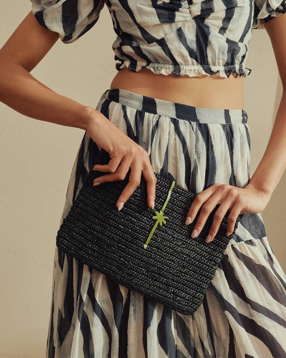 Manebí Raffia Clutch - Leather Palm Black \u0026 Green Sconti questo mese