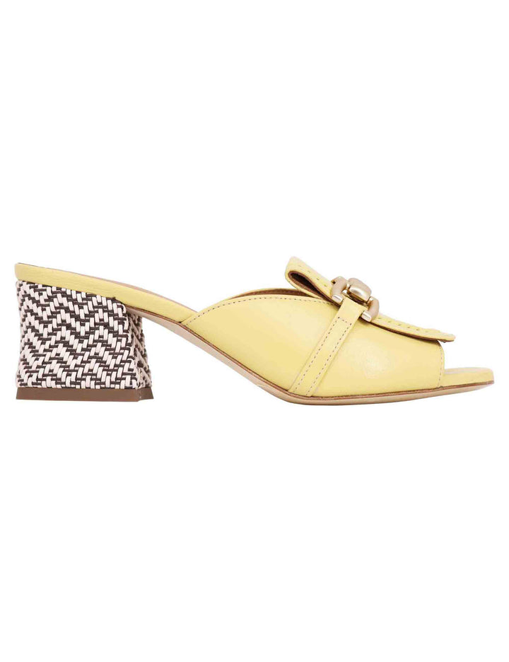 Spatarella Sandali donna in pelle gialla con morsetto in oro Sottocosto