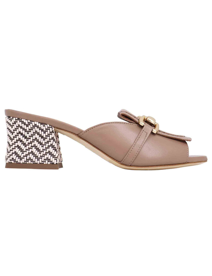 Spatarella Sandali donna in pelle taupe con morsetto in oro Novità