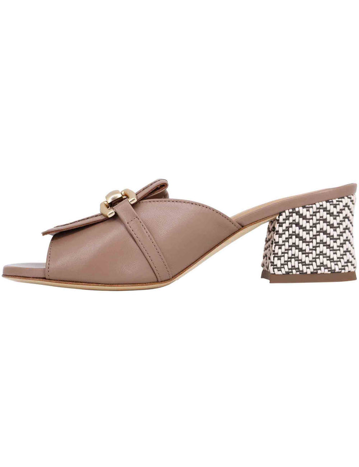 Spatarella Sandali donna in pelle taupe con morsetto in oro Novità