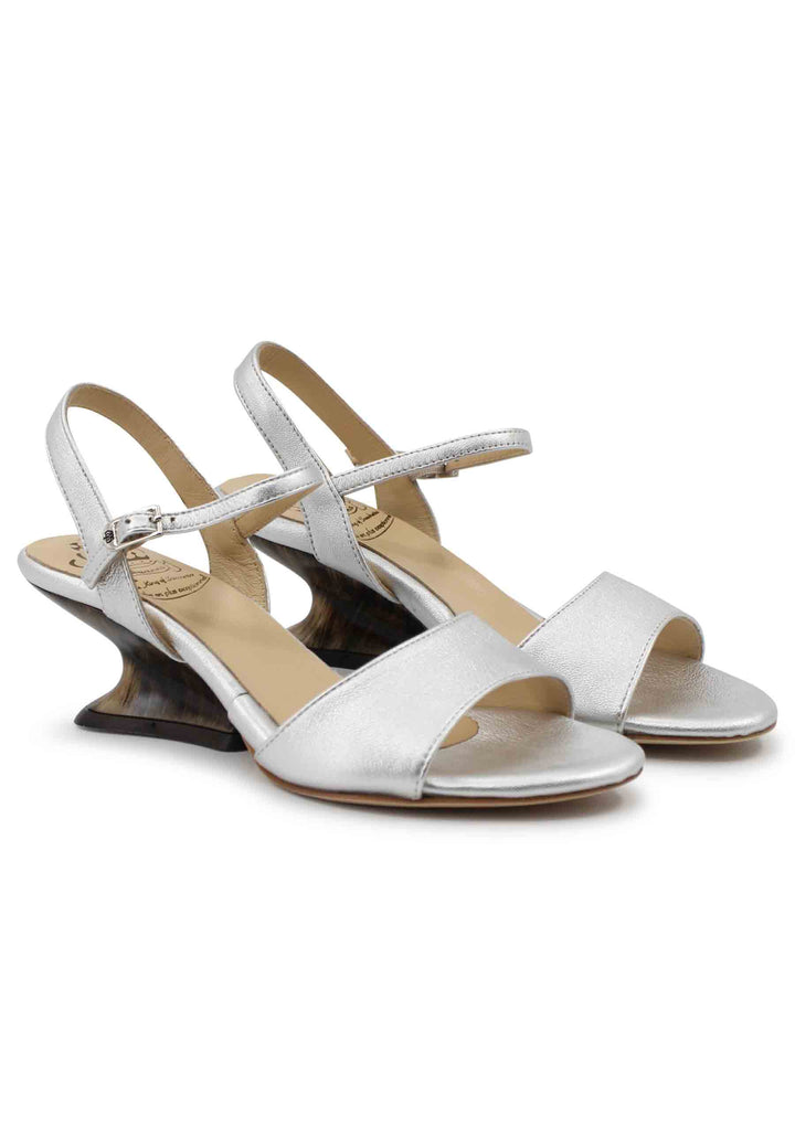 Spatarella Sandali donna in pelle laminata argento con zeppa bassa ACQUISTA ORA